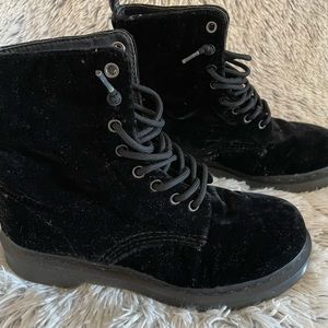 Dr.Martens boots in black velvet size 7 🤗